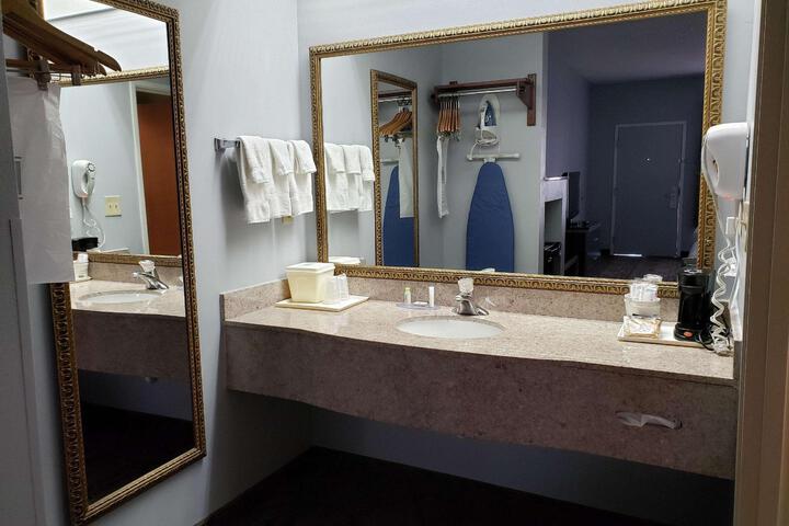 2 Queen Beds Microwave and Refrigerator Exterior Corridor Full Breakfast (11 of 12)