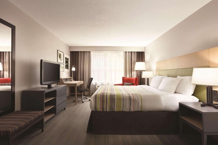 1 King Bed (5 of 14)