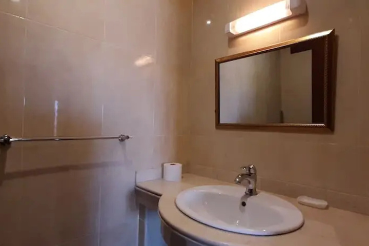 Room 9 of 18
