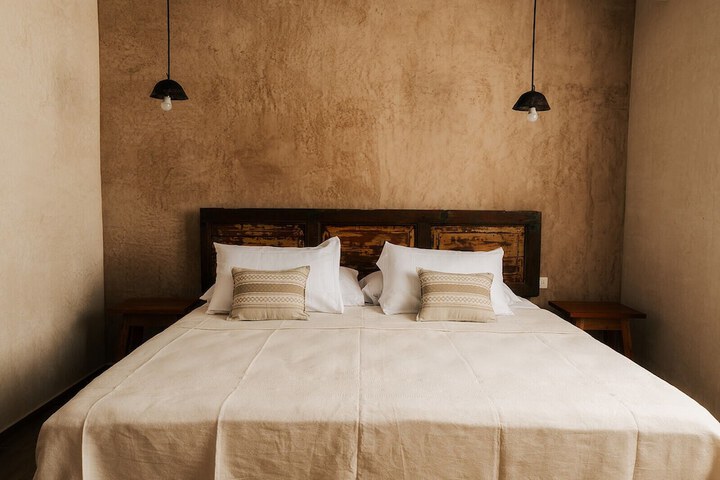 Room 2 of 83