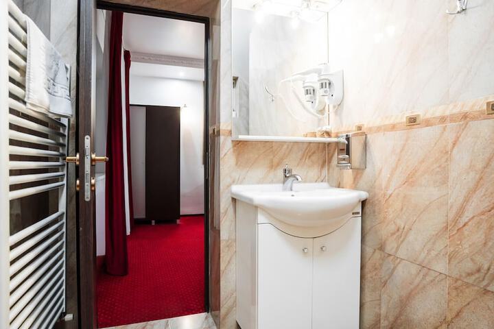 Room 70 of 191