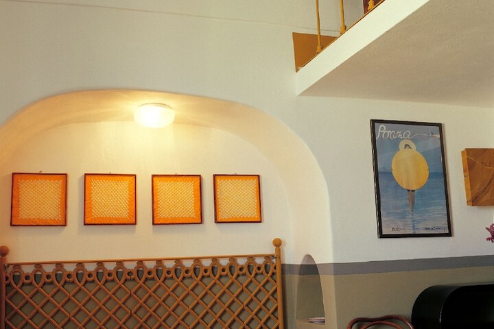 Room 10 of 33