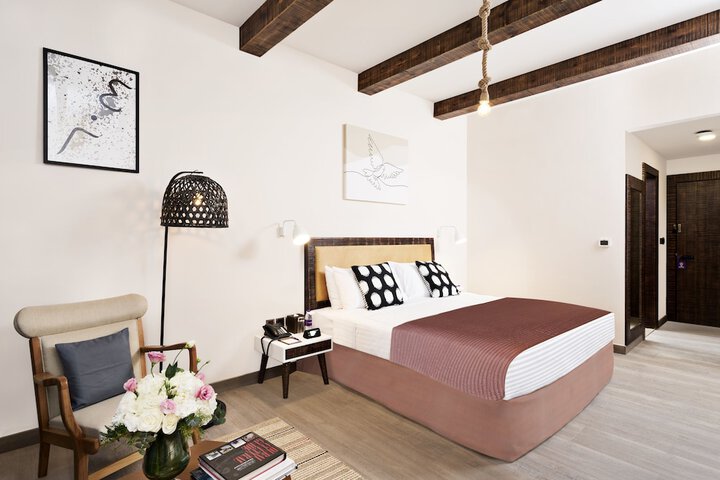 Room 4 of 37