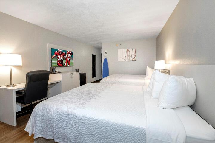 2 Queen Beds (2 of 8)
