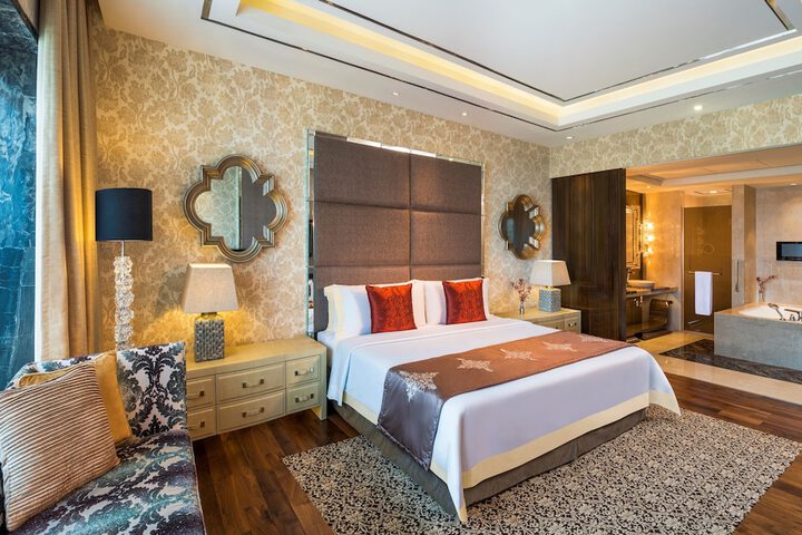 Room 4 of 98