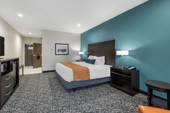 1 King Bed Pillow Top Mattress Flat Screen Television Microwave and Refrigerator Full Breakfast (2 of 14)
