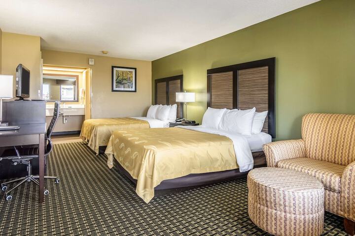 2 Queen Beds (1 of 11)