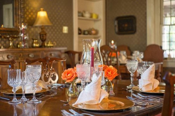 Dining 80 of 98