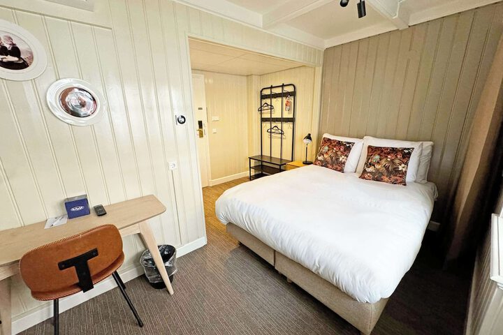 Room 31 of 144