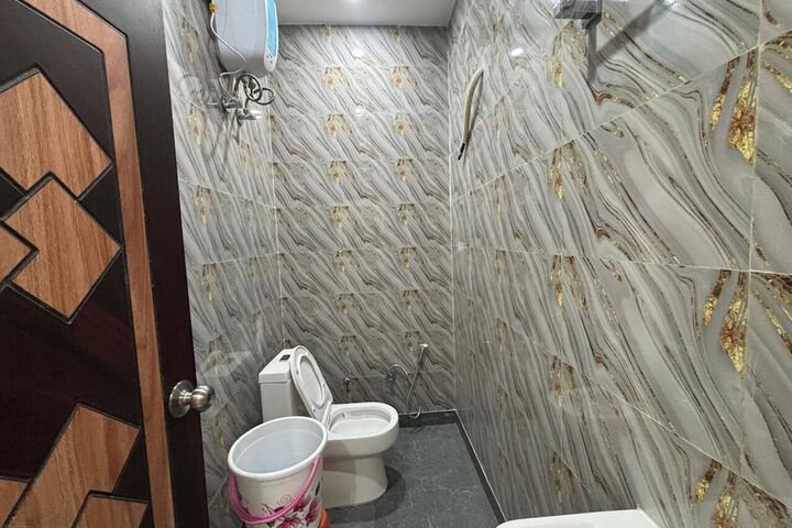 Room 8 of 12