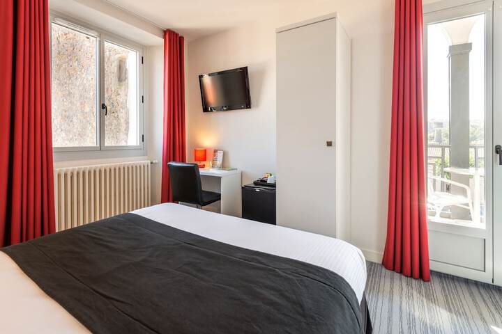 Room 4 of 63