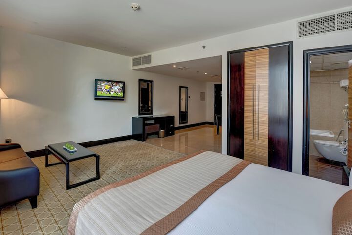 Room 93 of 211