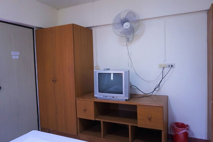 Room 4 of 25