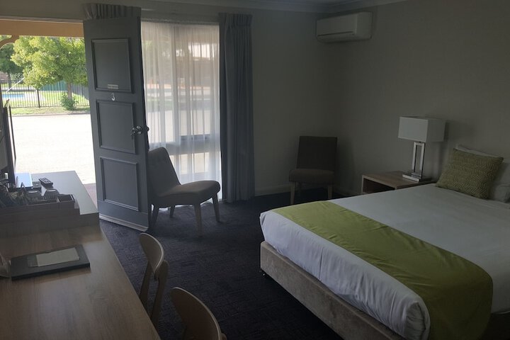 Room 6 of 76