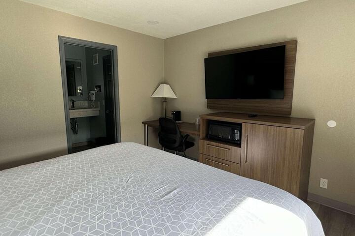 1 King Bed (4 of 5)