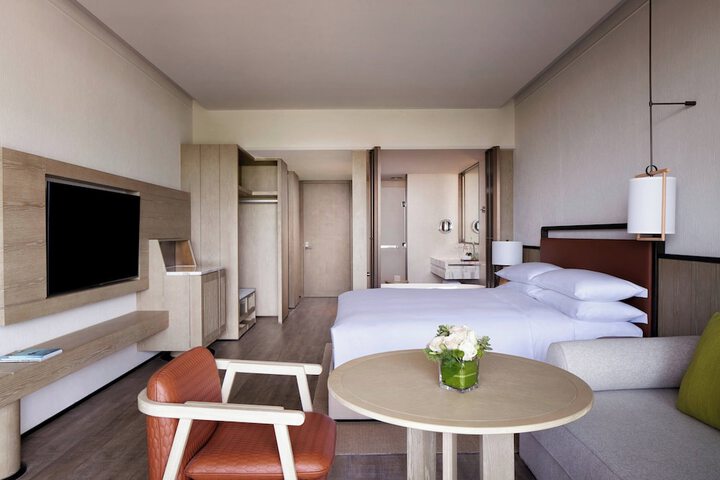 Room 27 of 136