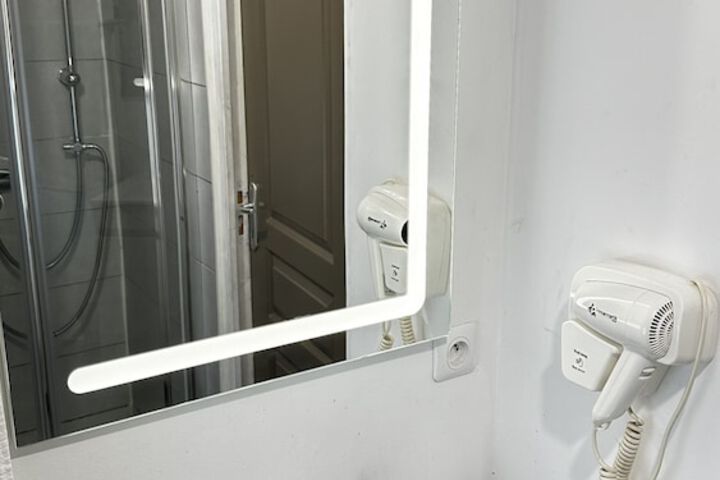 Room 9 of 13