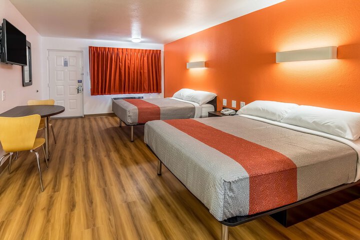 2 Double Beds (7 of 8)