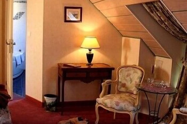 Room 9 of 33