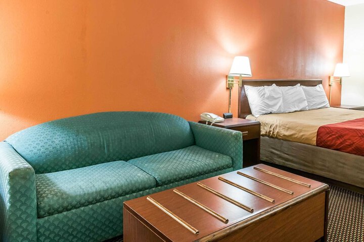 1 King Bed (2 of 14)