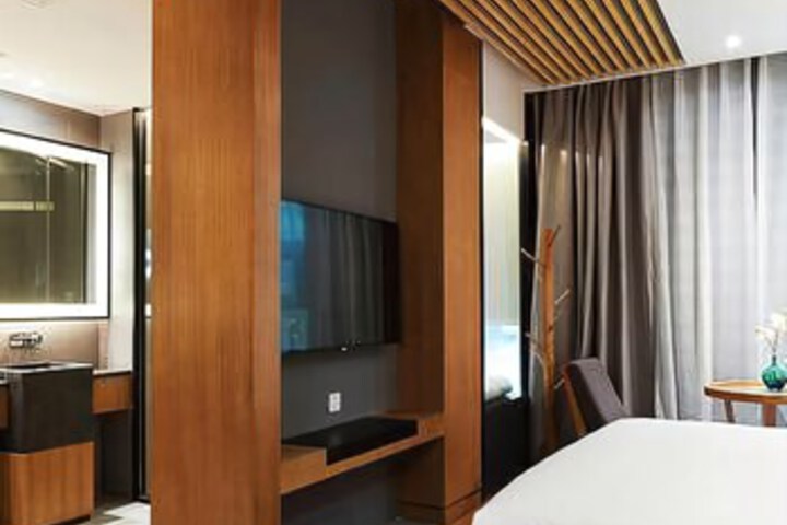Room 7 of 8