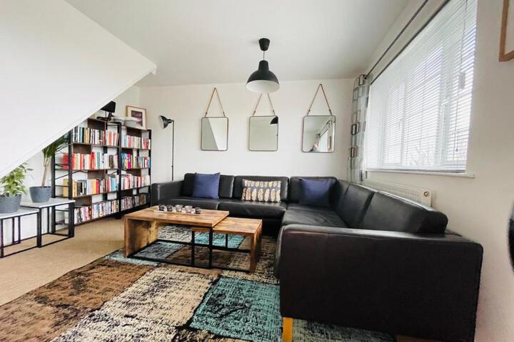 Cheerful 5-bedroom with free parking