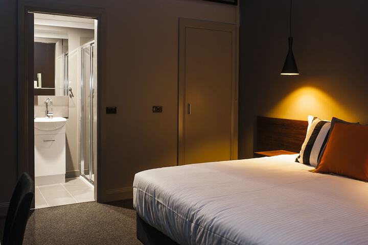 Room 6 of 27