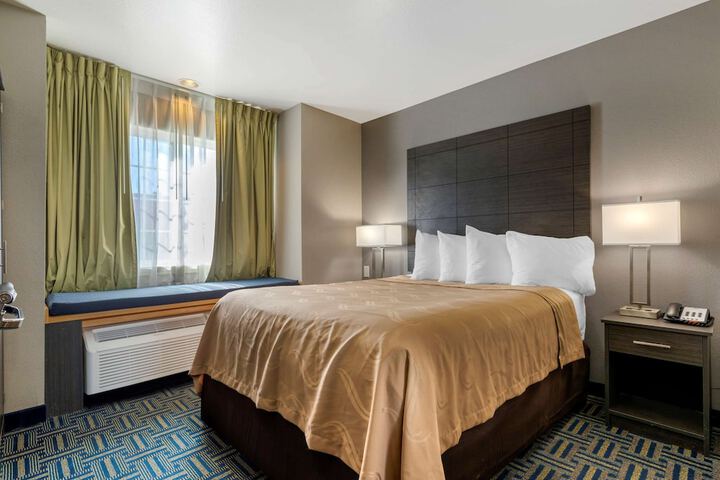 1 Queen Bed (14 of 15)