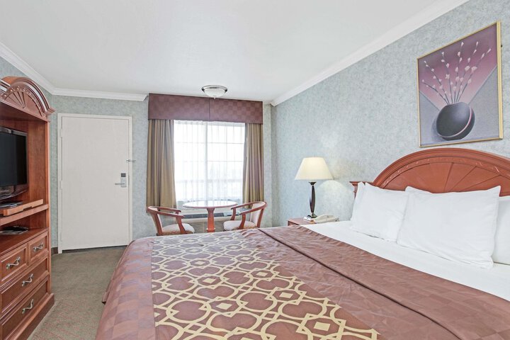 1 King Bed (3 of 13)