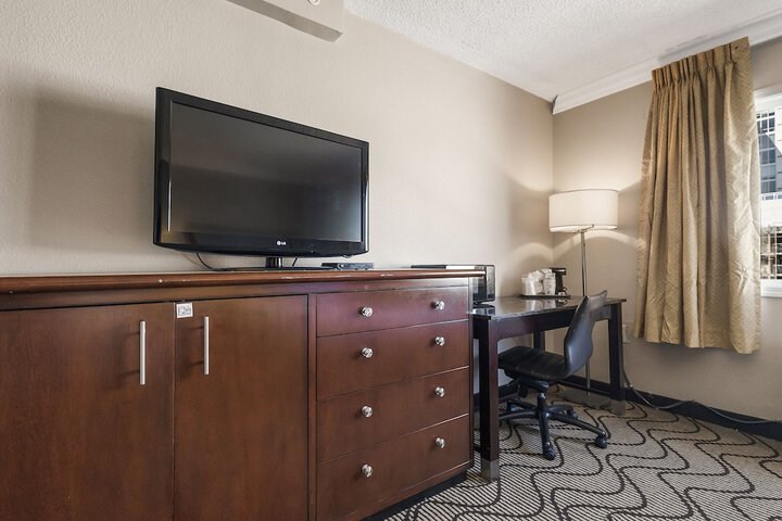 1 Queen Bed (4 of 23)