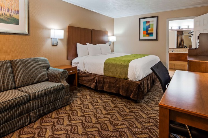 1 King Bed Exterior Accessible Annex Building High Speed Internet Accessible Microwave and Refrigerator Full Breakfast (9 of 10)