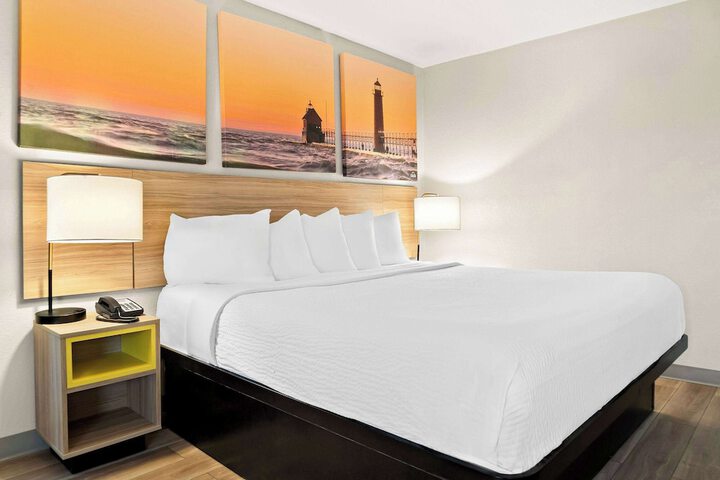 1 King Bed (3 of 23)