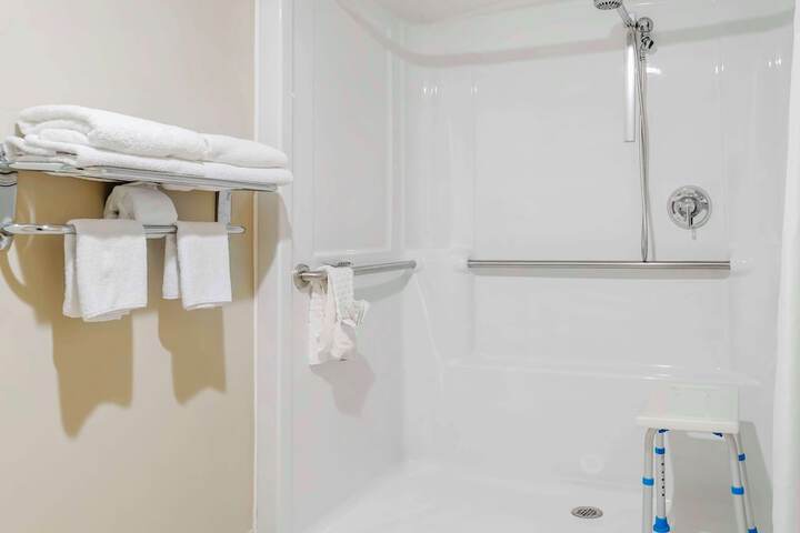 2 Queen Beds Annex Building Exterior Entrance No Elevator Accessible Microwave and Refrigerator WiFi Full Breakfast (4 of 15)