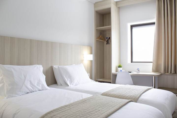 Room 8 of 27
