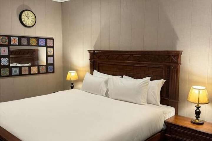 Room 4 of 17