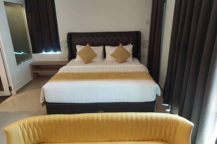Room 11 of 25