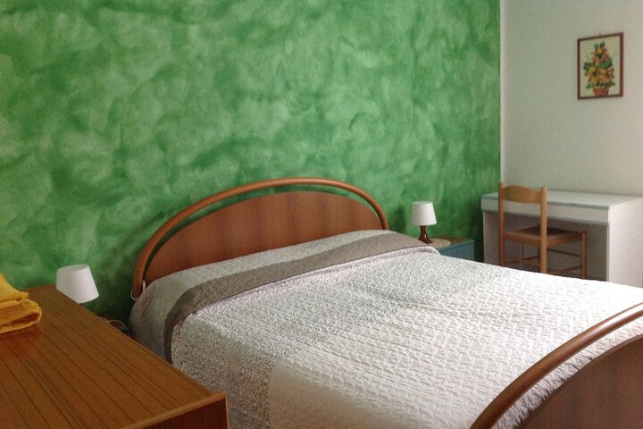 Room 4 of 16