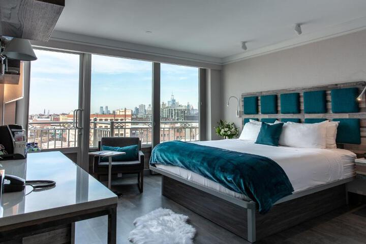1 King Bed (3 of 6)