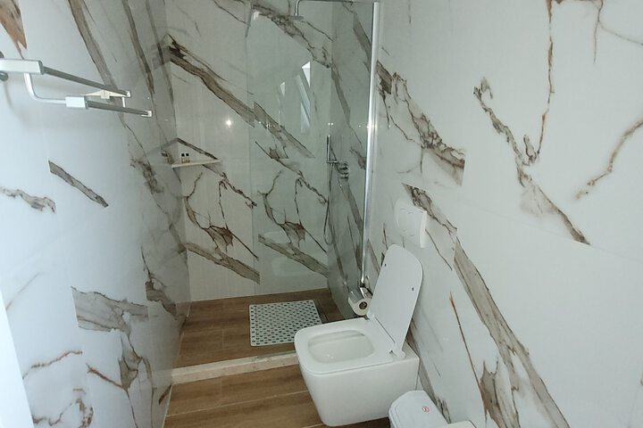 Room 6 of 12
