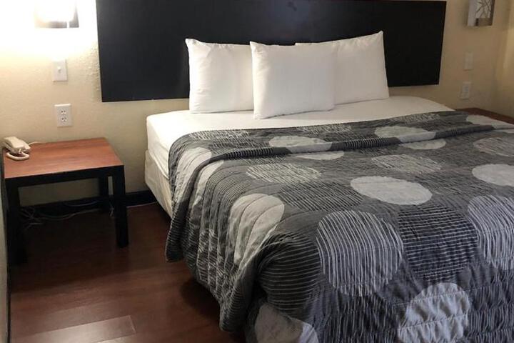 1 Queen Bed (4 of 37)