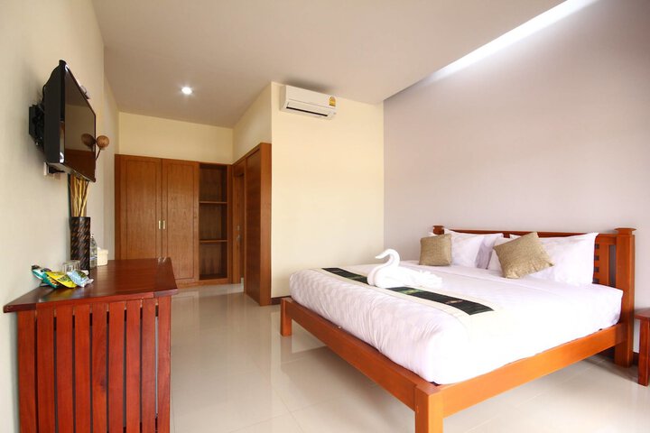 Room 6 of 28