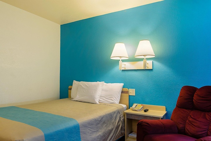 Room 9 of 32