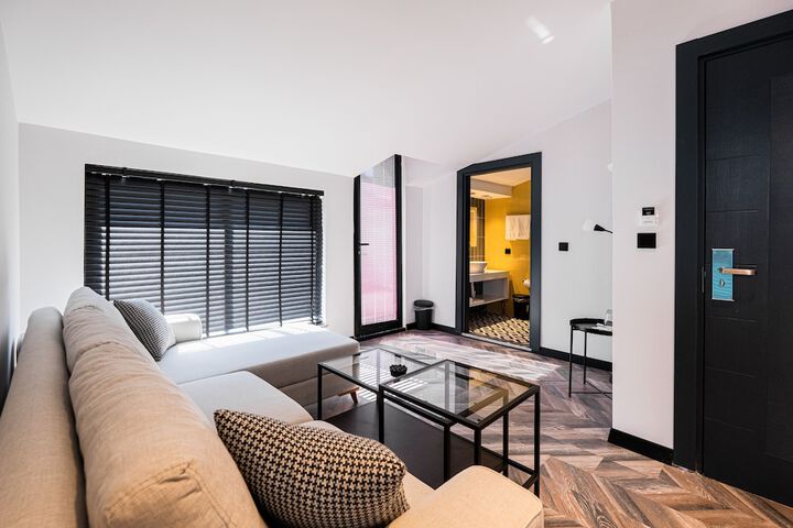 Room 6 of 15