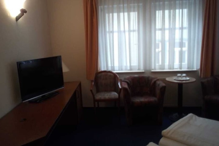 Room 3 of 38