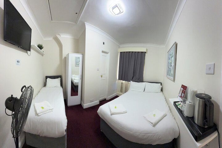 Room 10 of 32