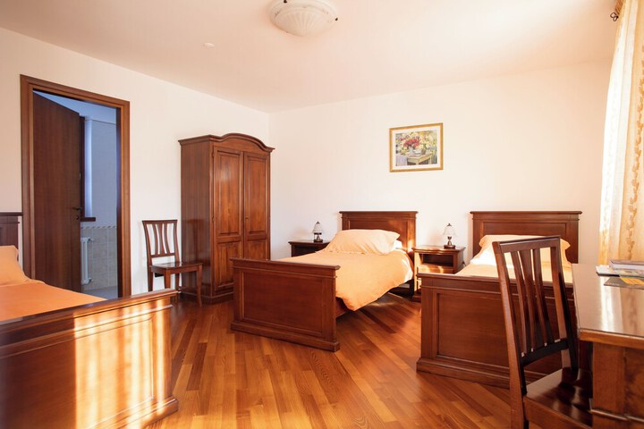 Room 9 of 42