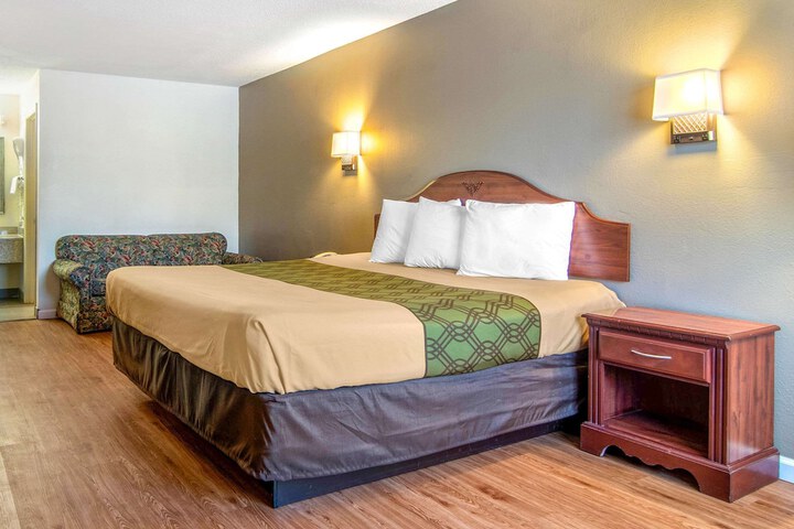1 King Bed (5 of 18)