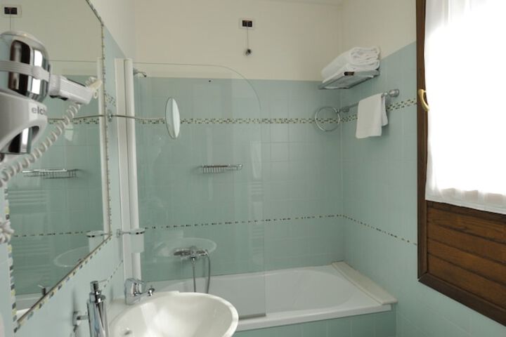 Room 10 of 19