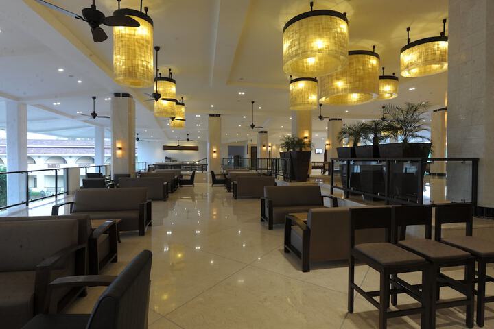 Lounge 65 of 104
