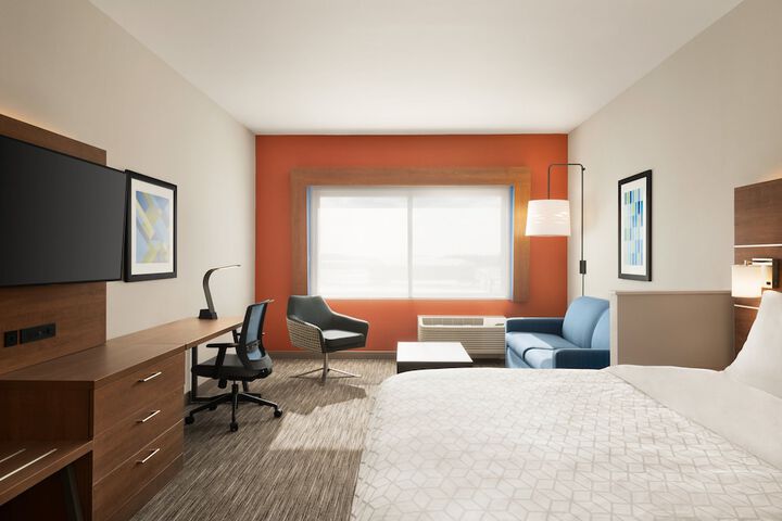 1 King Bed Standard Comm Accessible (10 of 13)